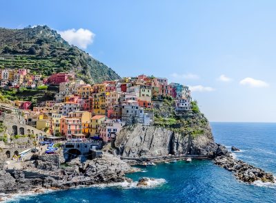 Włochy Cinqueterre budynki-na-gorze-nad-morzem-na-tle-nieba (Freepik)